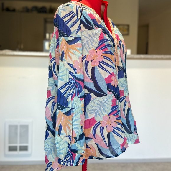 Canary Isles Top Sundance - Picture 2 of 6